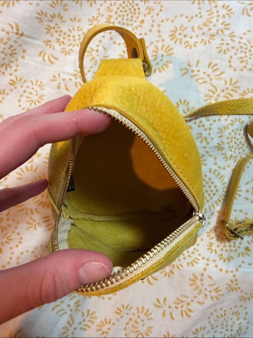 Portland Leather Goods Yellow Sydney Sling Bag - Picture 6 of 7